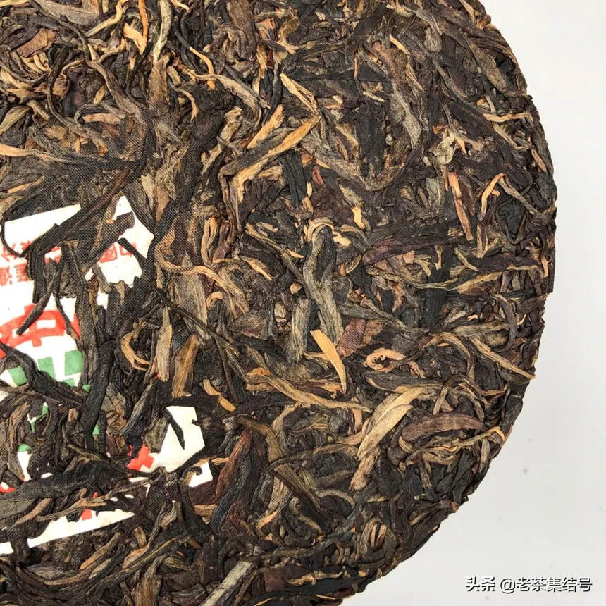 此款茶选用老班章茶区生态茶古树茶原料，内飞背后有“班