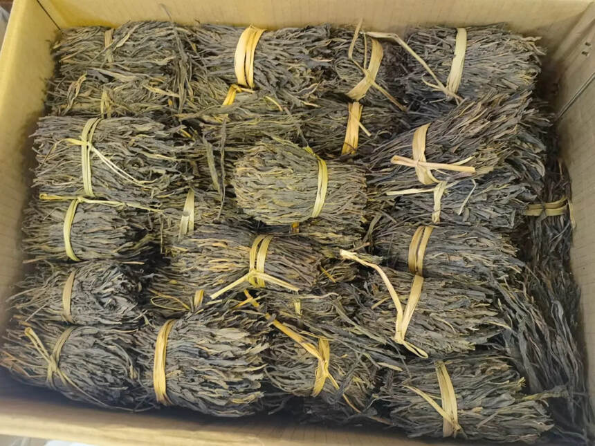 勐库大雪山2010年把子茶，大叶种茶加上手工理条工艺