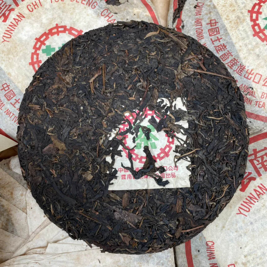 98年中茶绿印青饼，薄棉纸版
茶低有活性，回甘好。