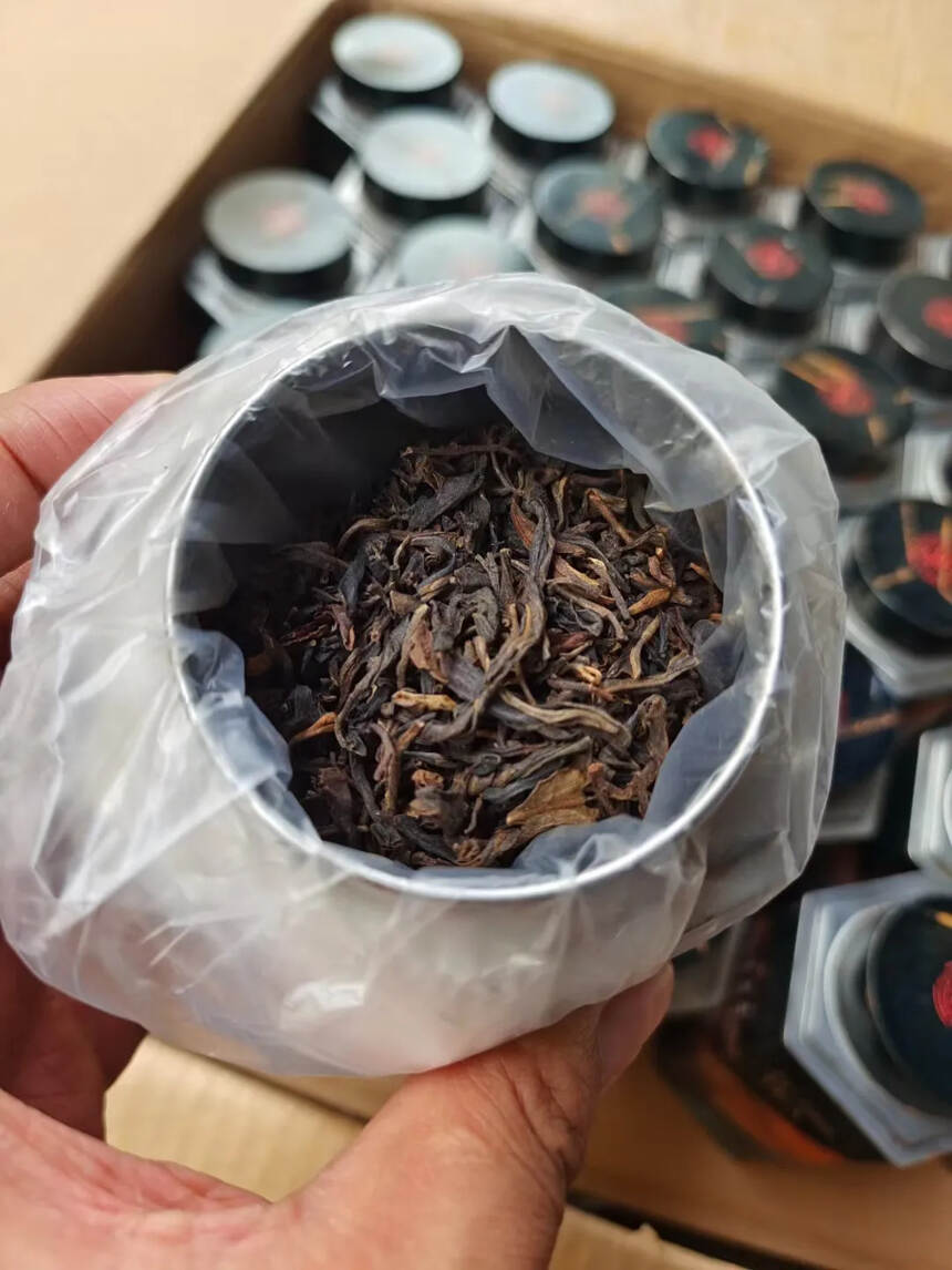 1999年傣家族散茶
180克罐