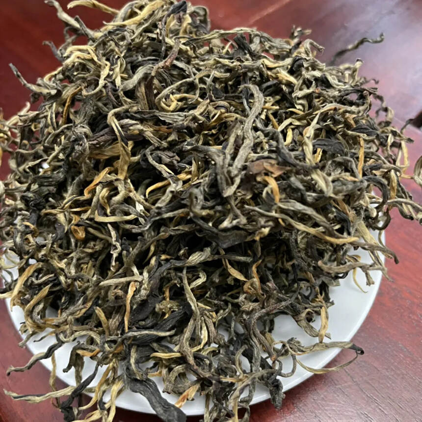 帕沙犀牛塘古树红茶
日晒滇红单芽茶，可以久存。
甜感