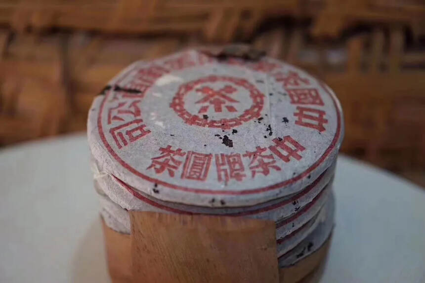 品名：02年薄纸双飞大红印七子饼茶。#普洱茶# #茶