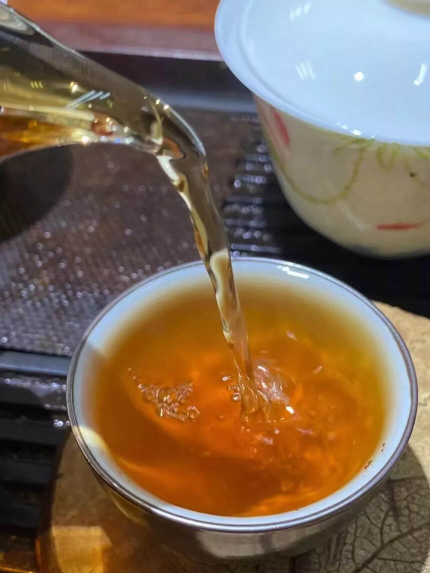 九十年代末同昌黄记圆茶  
采用易武倚邦乔木大树茶，