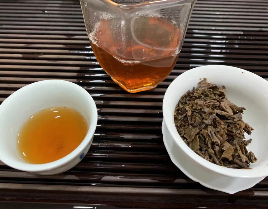 九十年代末思茅，红中红生普洱茶，小红印，王霞制作
茶