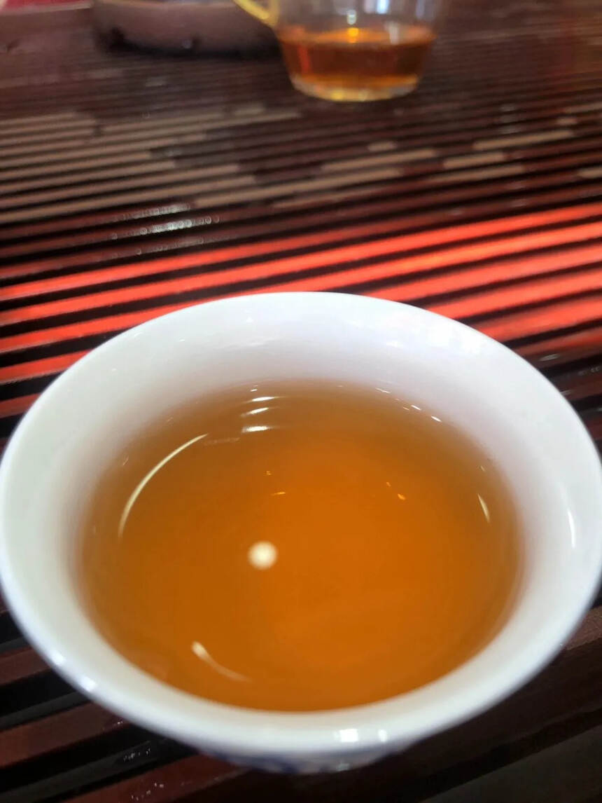 02年黎明茶厂大黄印青饼
400克#普洱茶# #茶生