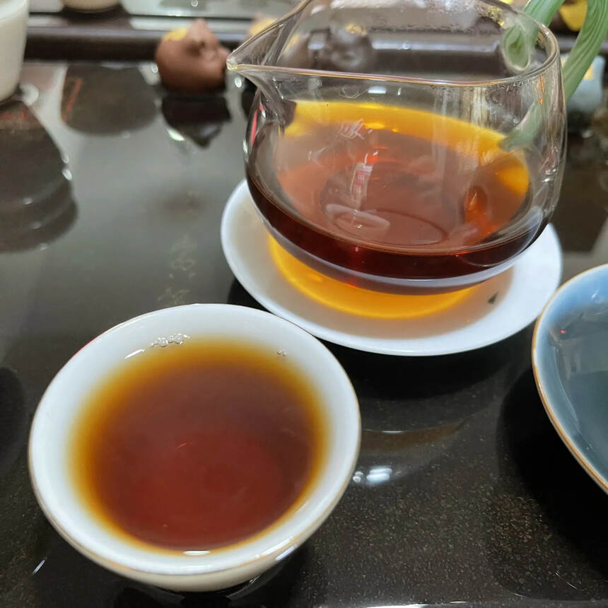 80年代末同兴号老生茶，易武纯料铁饼。纯纯的陈香樟香