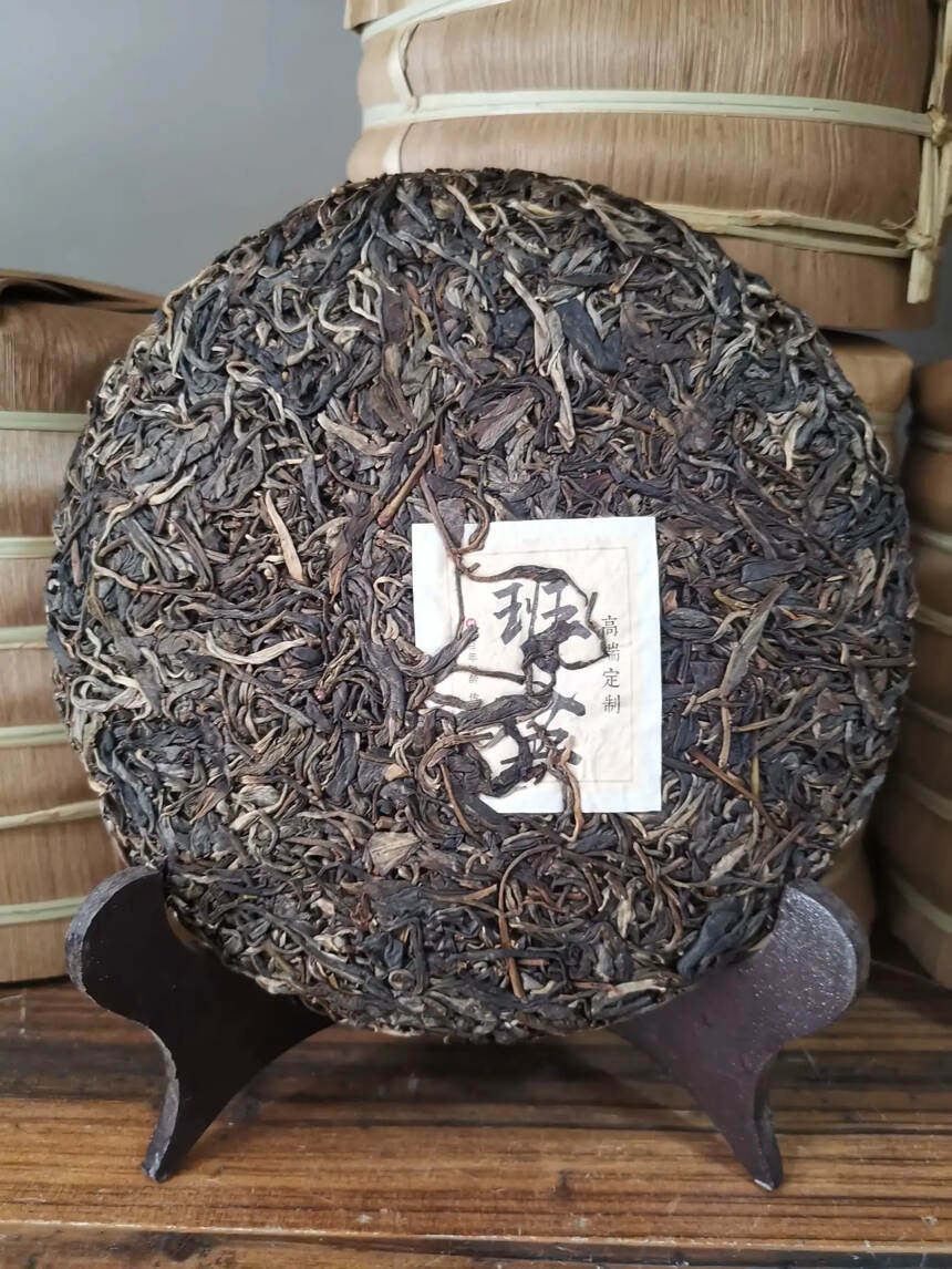 2019年班盆古树茶树干粗壮。#普洱茶# #茶生活#