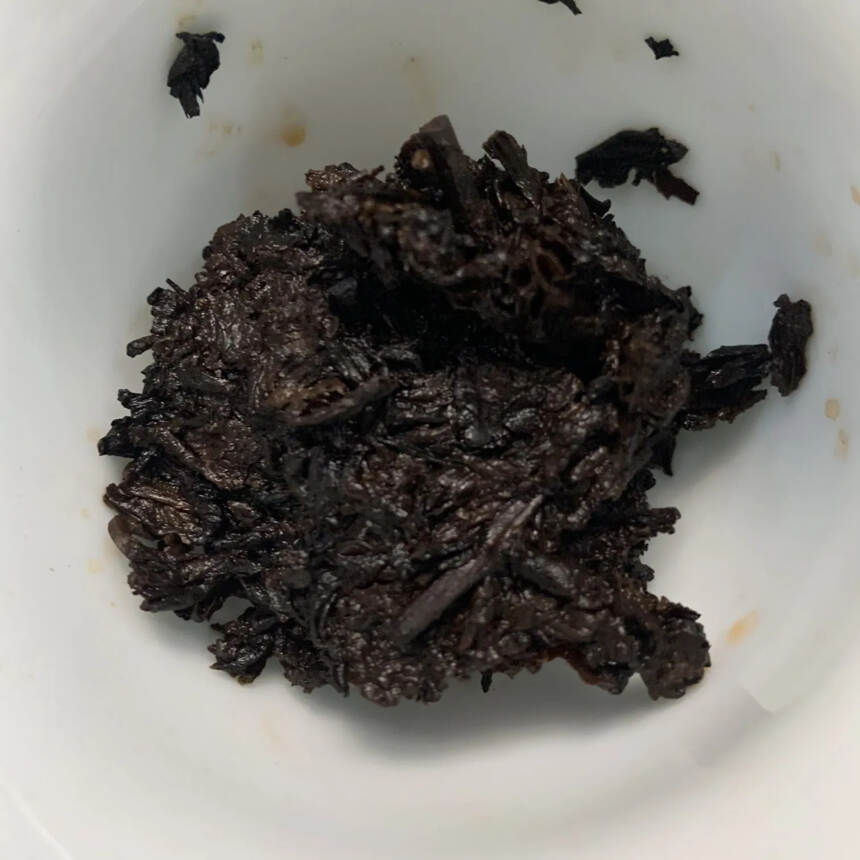 01年勐海茶厂红八中熟茶，勐海料，饼型周正干铁。