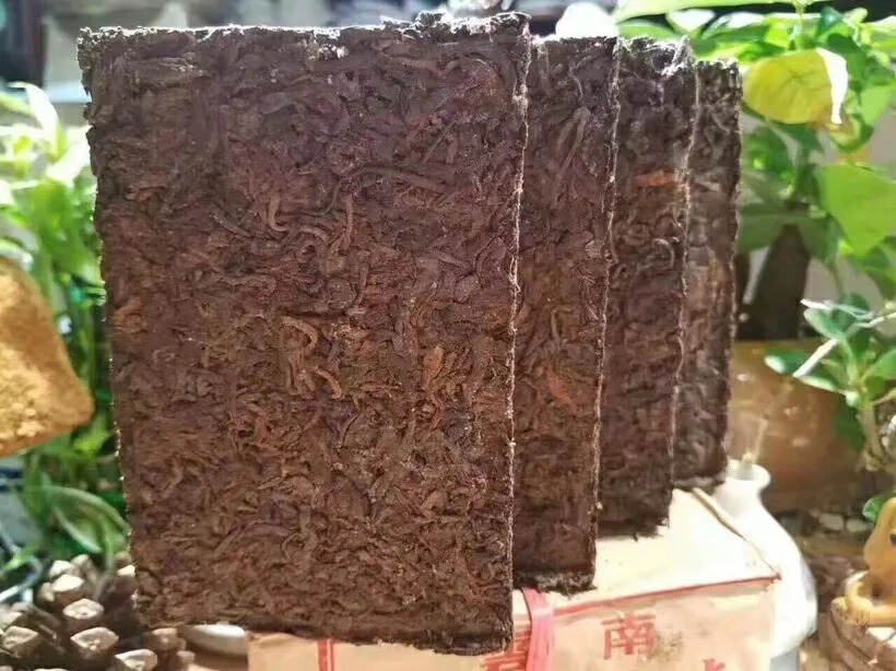 重量级老茶
80年代年8582中茶250克老生砖 懂