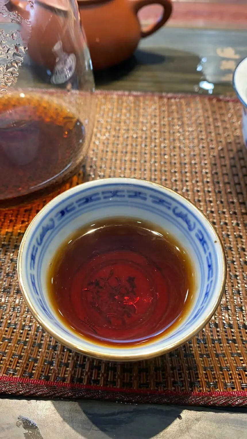 1996年勐海茶厂宫廷散熟茶：
此茶条形匀整，乌润