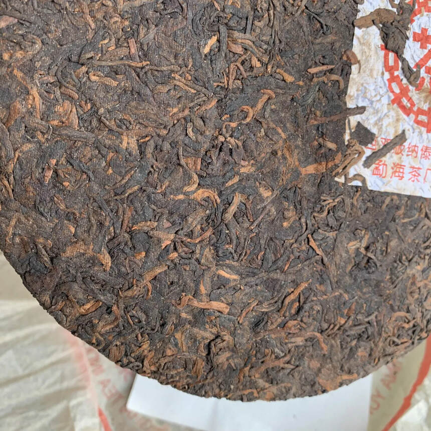01年勐海茶厂红八中熟茶，勐海料，饼型周正干铁，昆明