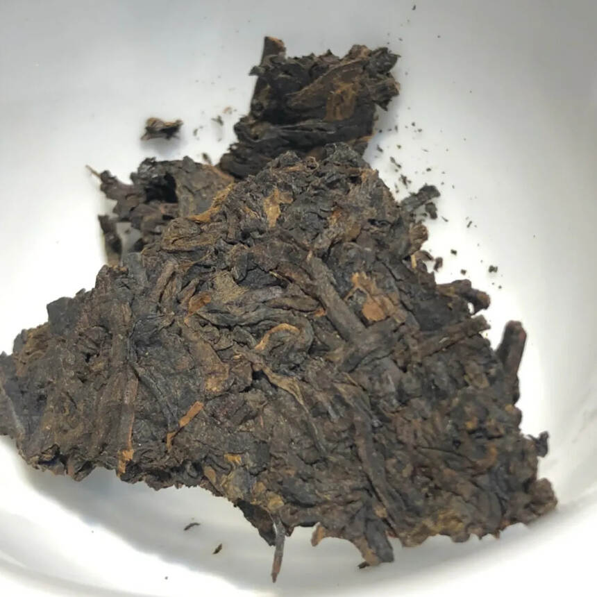 2005年春海茶砖
纯料1000克古树茶砖
市场已经