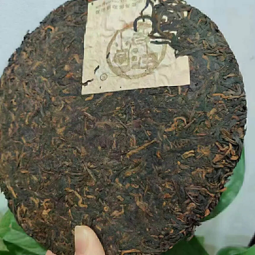 本产品精选云南勐海大树茶箐发酵，传古法督造，具有越陈