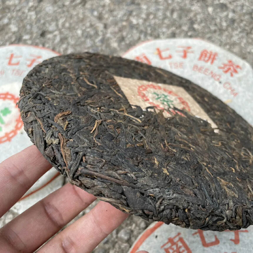 80年代绿印石头饼生茶
因为压的铁故名石头饼。
勐海