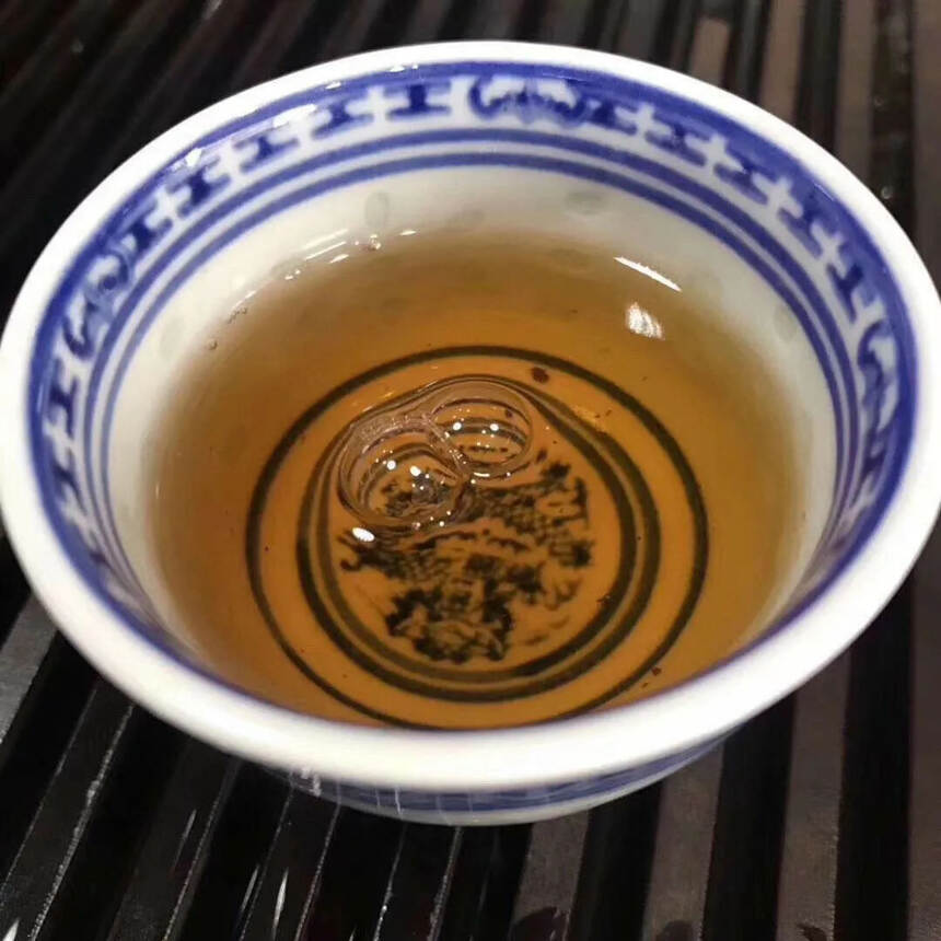 03年凤庆特级沱茶，500克一条，具有色泽乌润、汤色