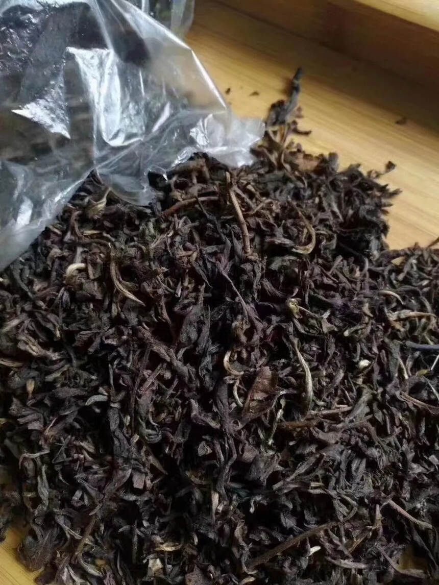 98年下关南诏春尖散茶
淡淡的青梅香
夹杂着纯正的陈