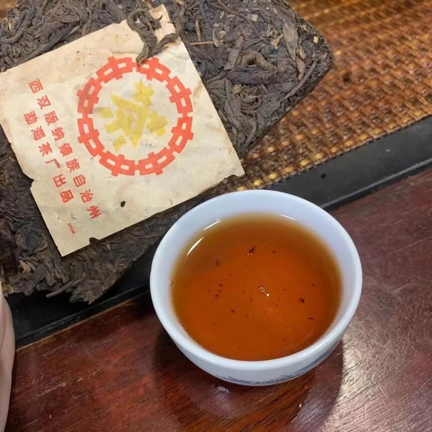 大益2001年的碎料青砖。#普洱茶# #普洱# #茶