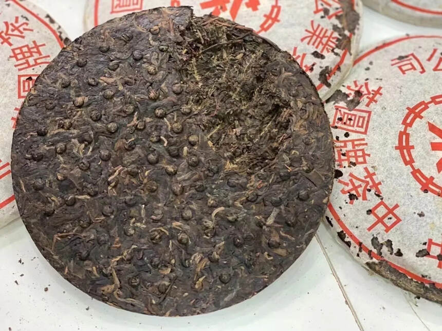 99年昆明茶厂红印铁饼。#普洱茶# #茶生活# #一