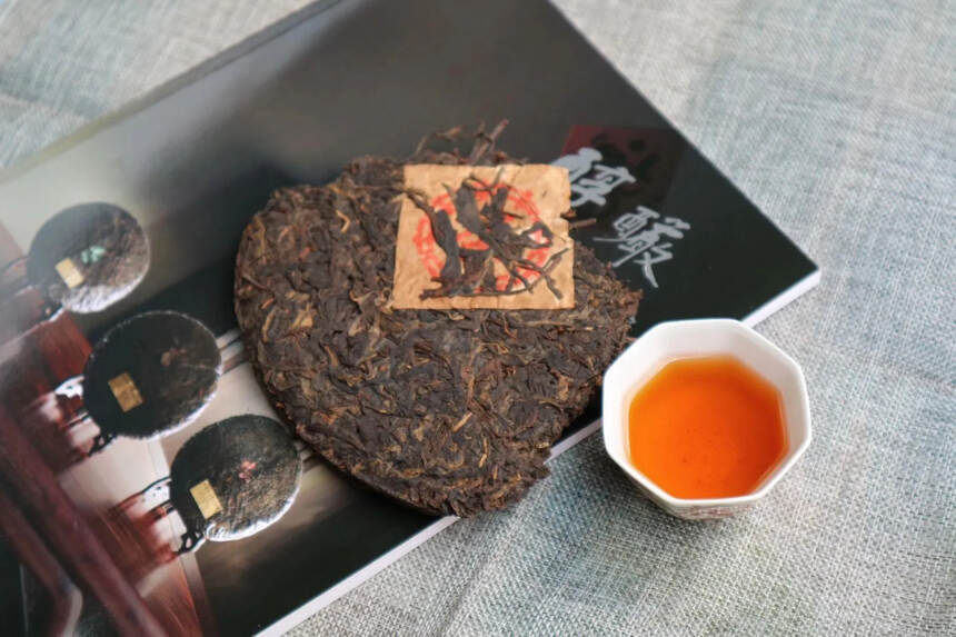 #普洱茶# 
96年大红印铁饼老生茶
#你们都喜欢喝