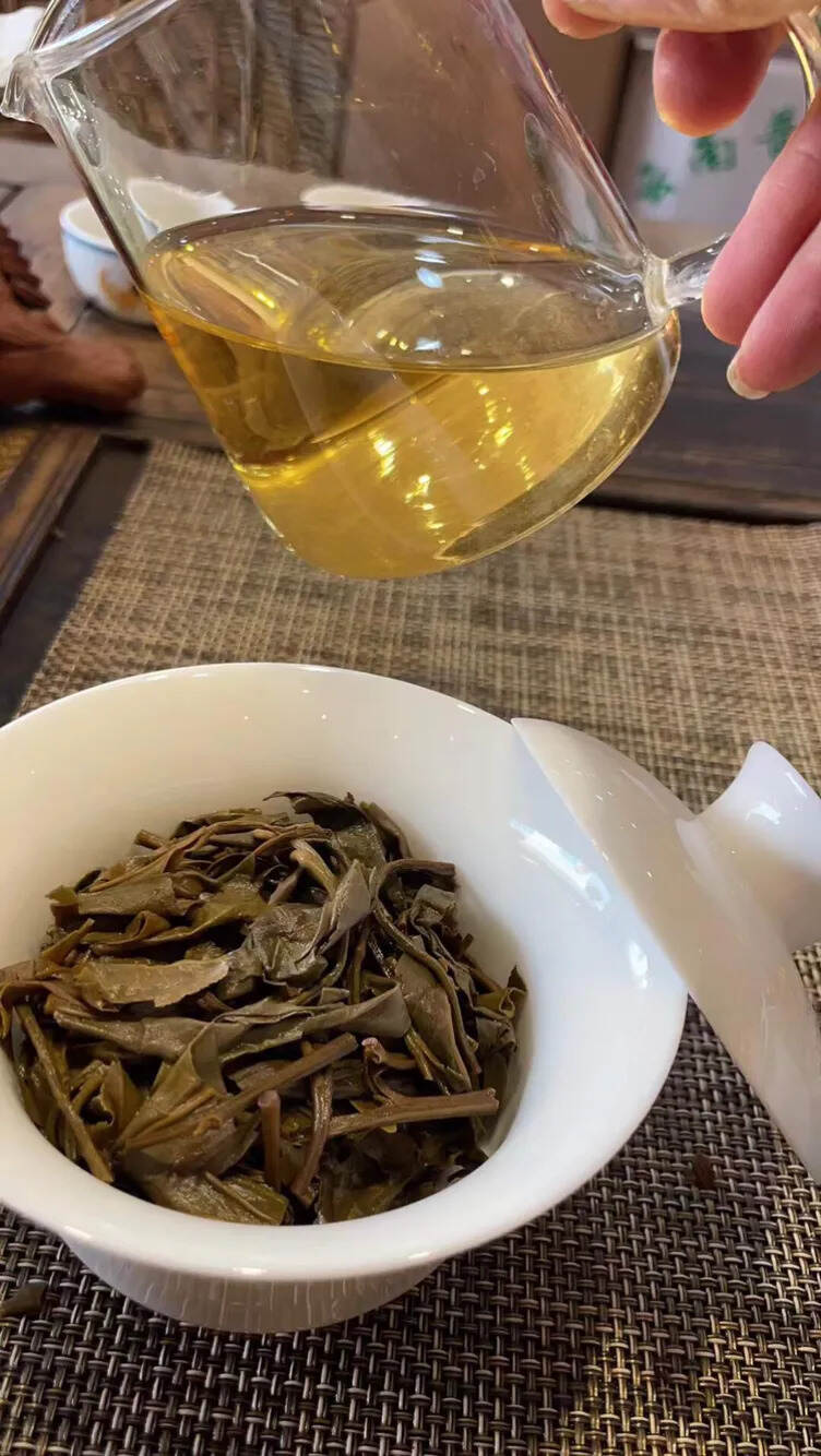 「龙生普洱
06年龙生兰茶坊生茶，蛮砖古树茶，纯昆明