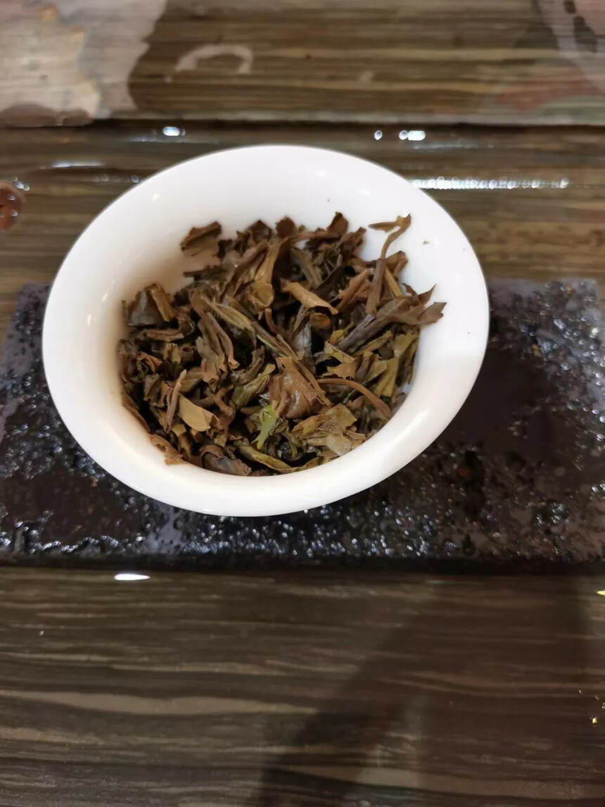 02年易武正山野生茶
鼎兴號茶莊出品！
香气高扬，茶