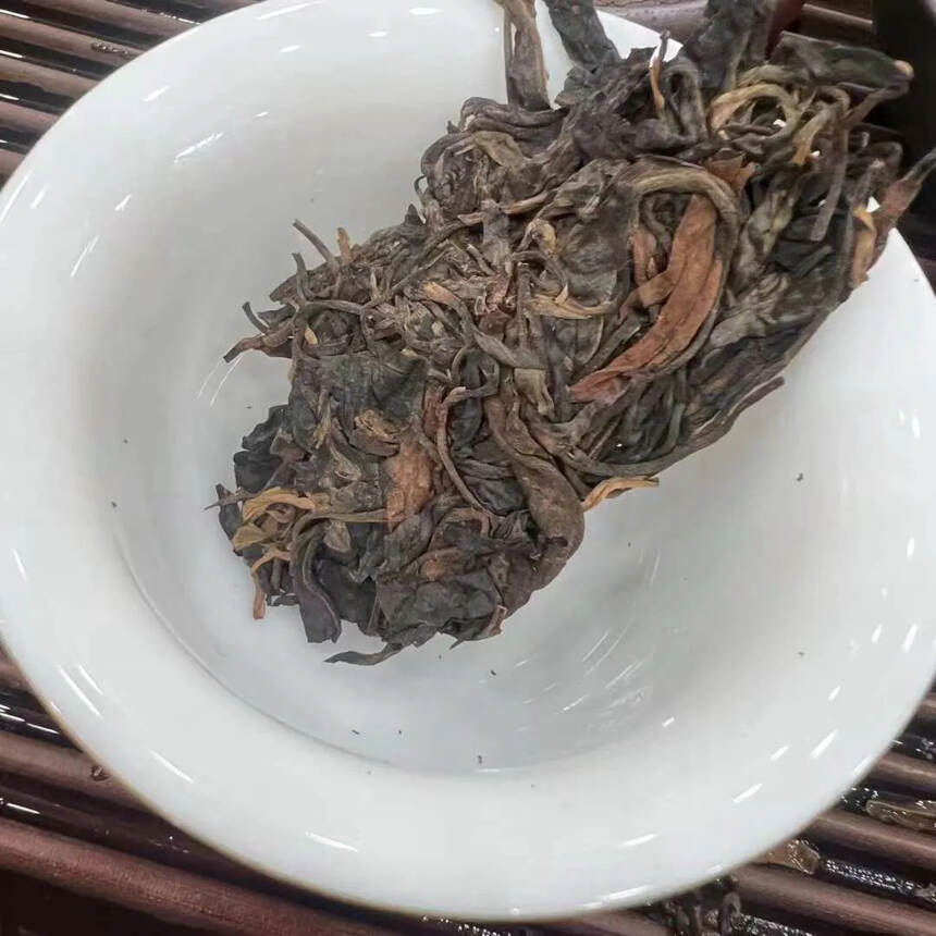 云南同庆号老生茶，茶底气十足，汤色透亮，香气高雅特正