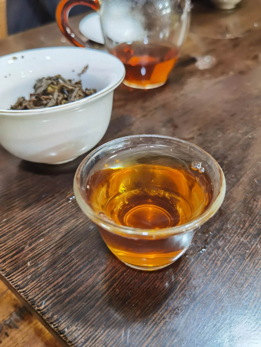 98年中茶粉红印生茶，烟韵好，回甘快，茶气足。白菜味