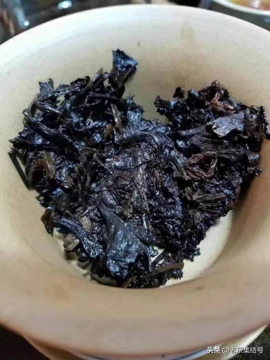 95年中茶版下关铁饼熟茶，香气醇正甜水好。