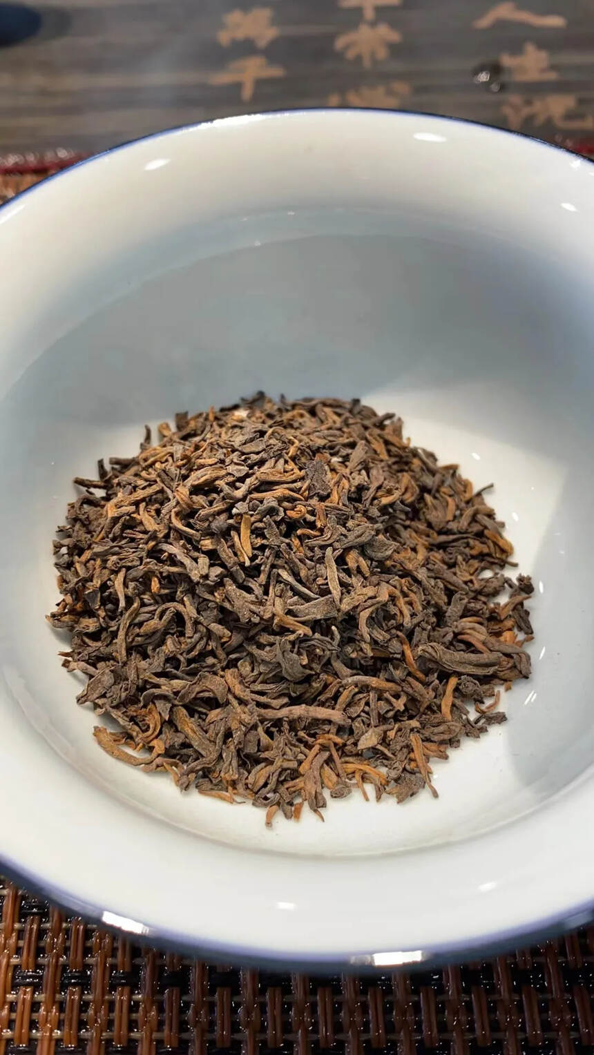 1996年勐海茶厂宫廷散熟茶：
此茶条形匀整，乌润