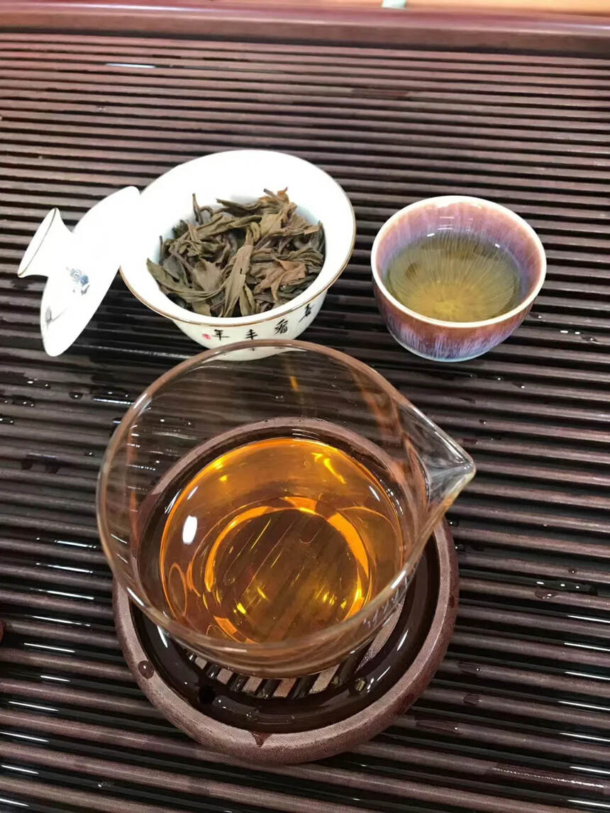 06年布朗山茶料，茶味霸气，回甘好，蜜香，茶汤干净透