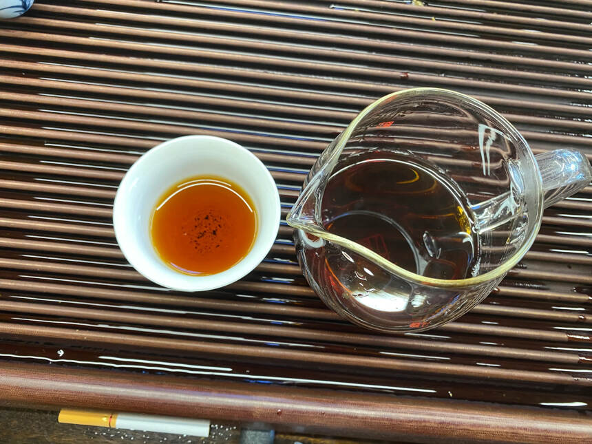 人间有仙品
茶为草木珍
美誉入杯樽
茶之荣也；浓茶解