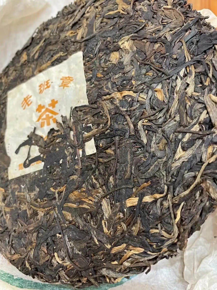 2003年花园茶厂:
老班章孔雀有机茶、汤色金黄透亮