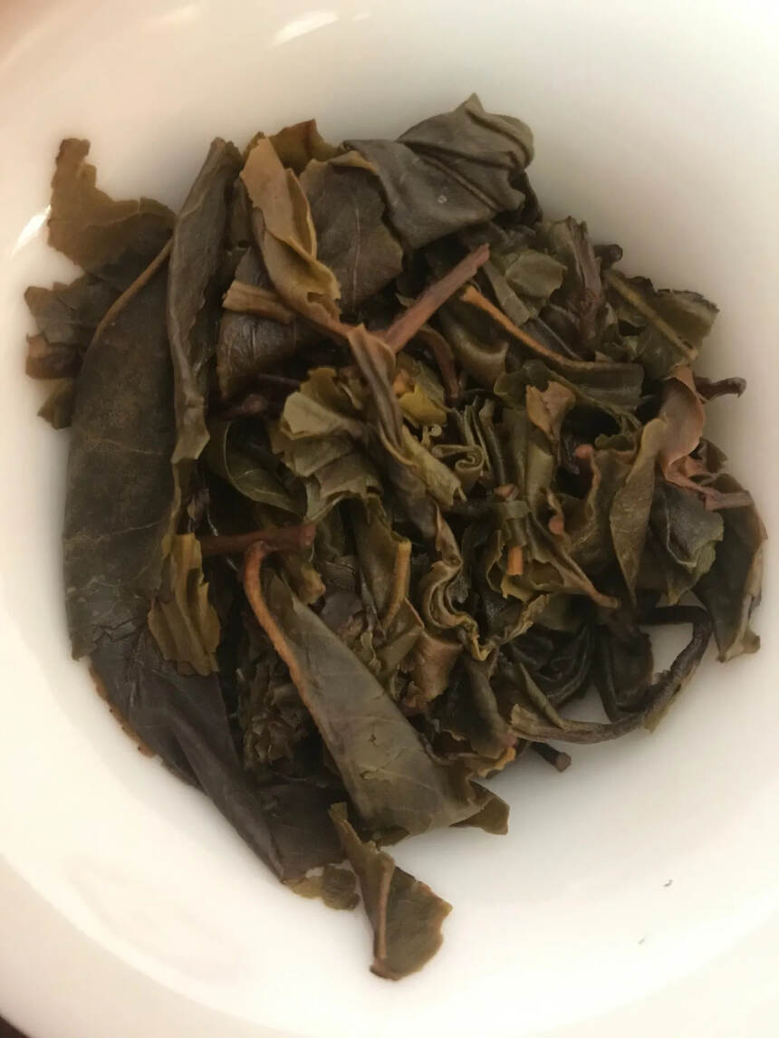 冰岛老黄片生茶，2020年春茶。一包两片，一片500