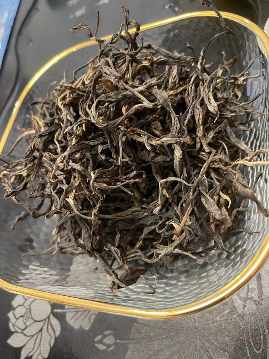 2017年缅甸野人山古树茶，大叶种茶条索粗壮，芽头肥