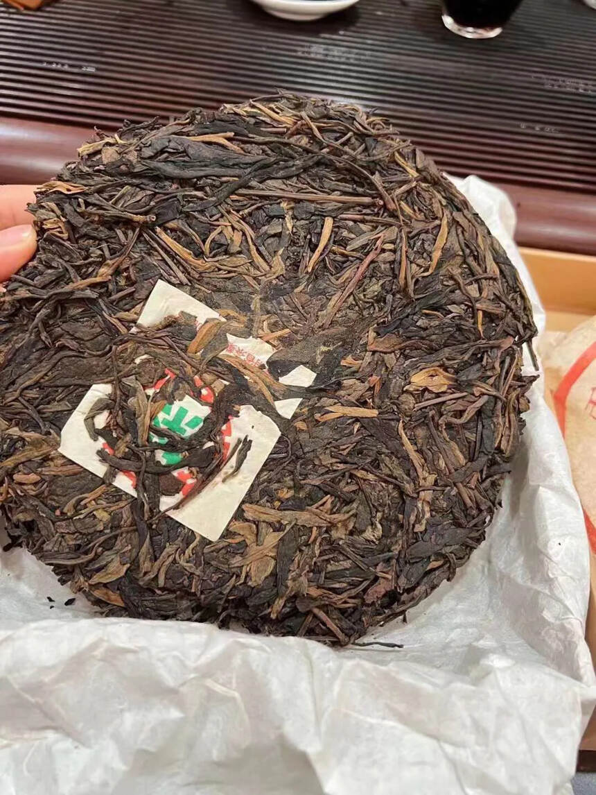 99年中茶绿印橡筋饼生茶。橡筋茶是业界一种约定俗成的