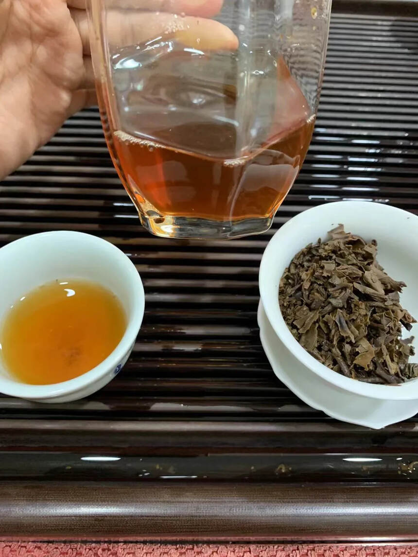 九十年代末思茅，红中红生普洱茶，小红印，王霞制作
茶