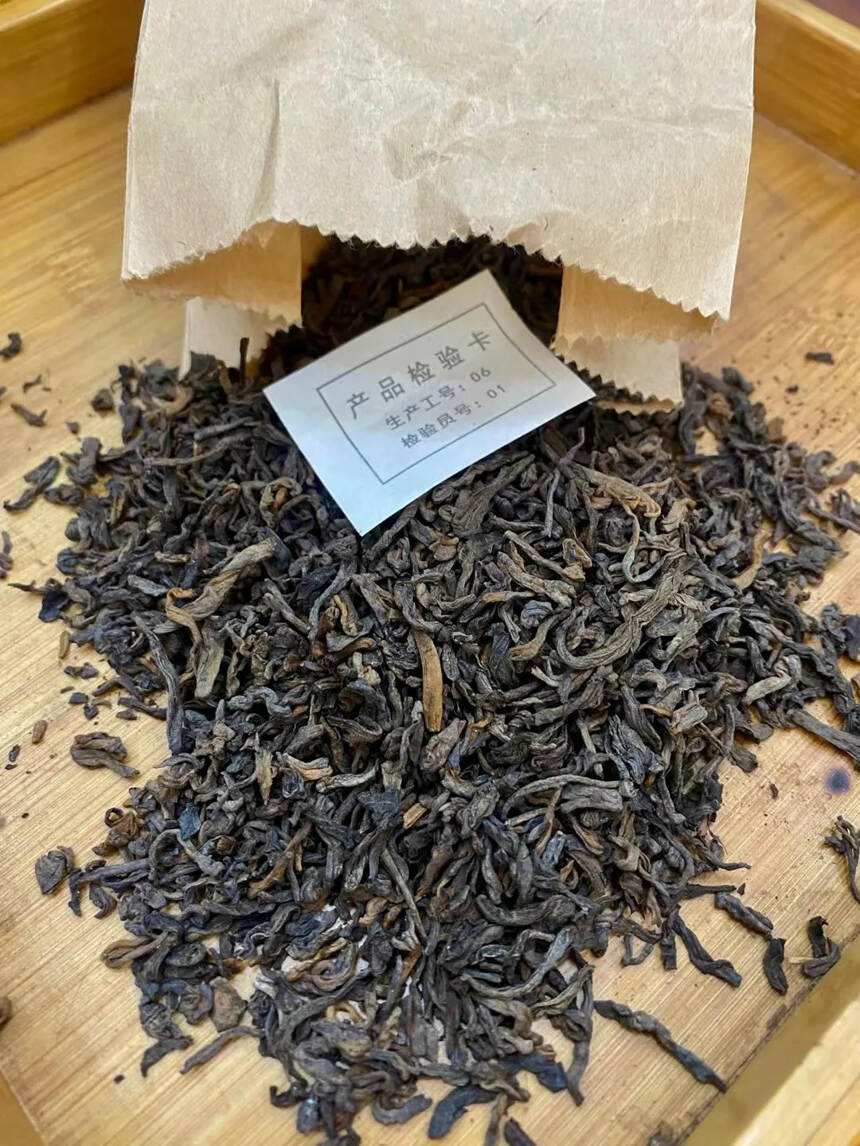 2000年花园茶厂熟盒装
茶味顺滑甜
一盒188克，