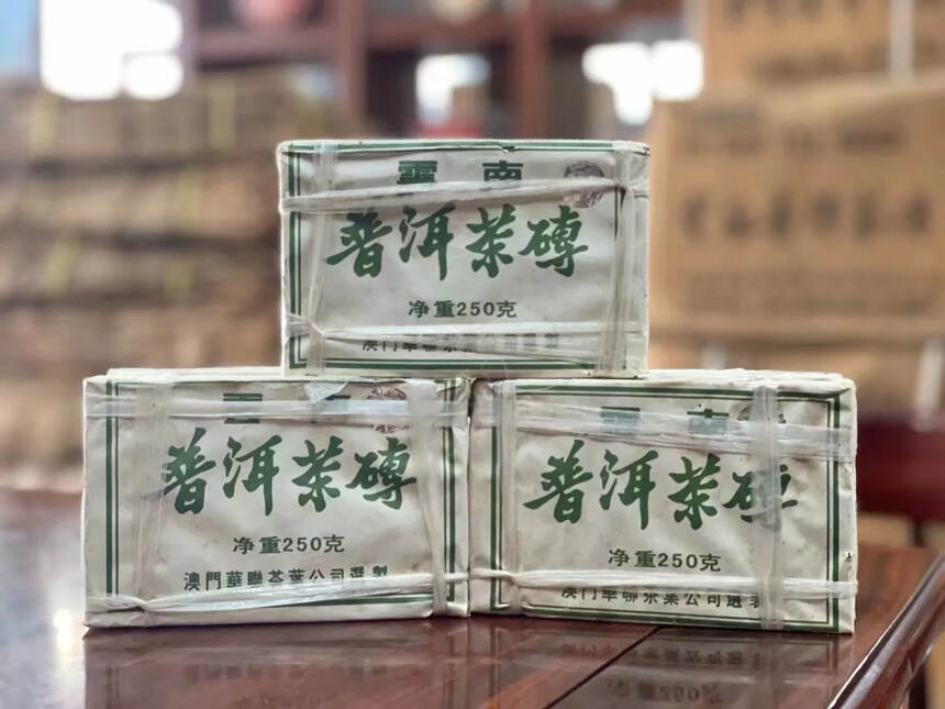 05年澳门华联7541砖烟香纯正，茶砖紧压度适中，仓