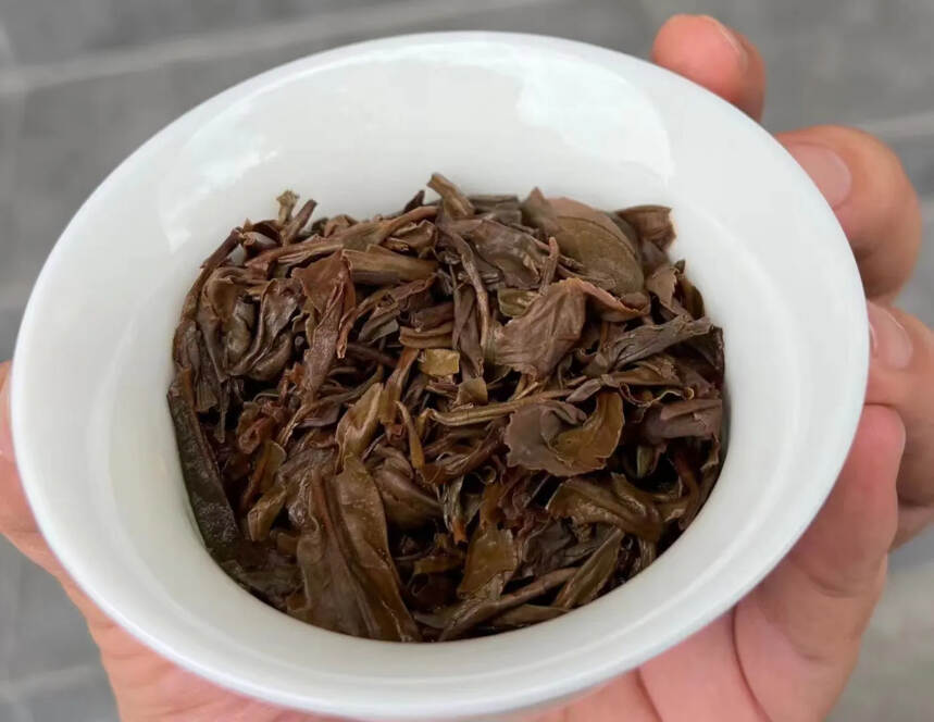 2001年荣兴号古茶饼布朗山古树茶400克/片，42