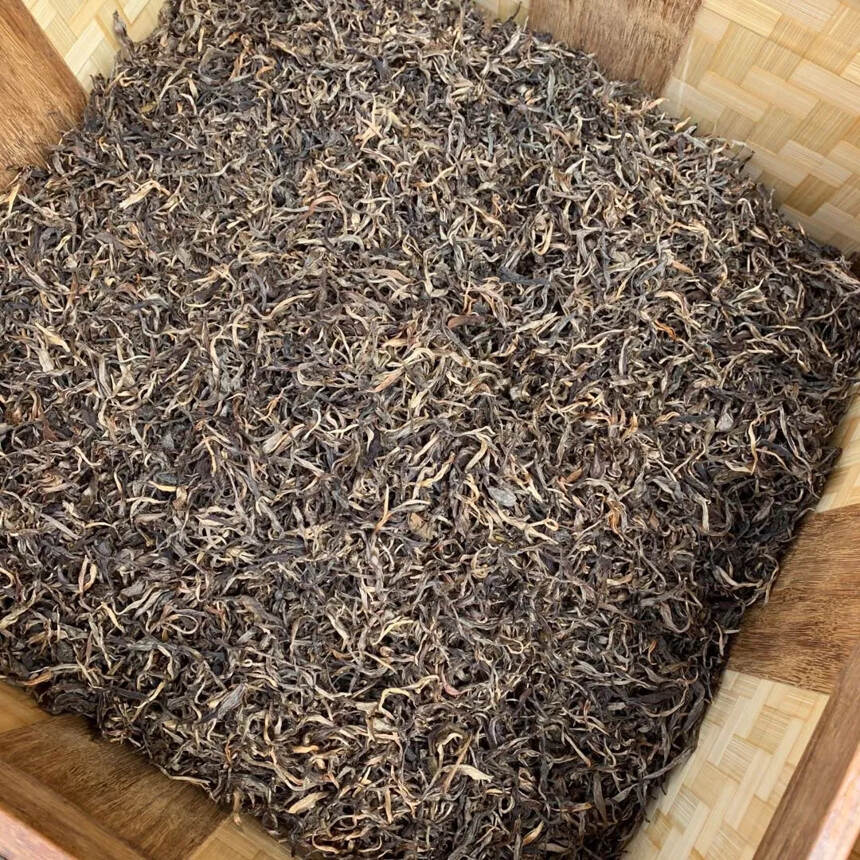 2015年老曼峨大树茶散茶，有一筐20公斤左右！全买