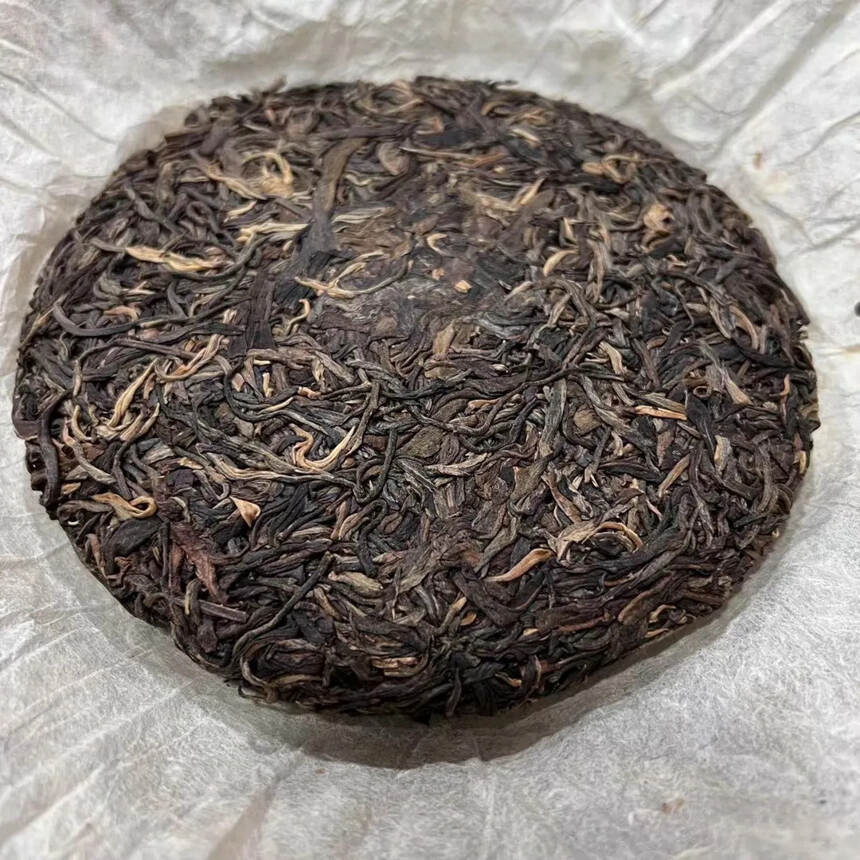 2012年景迈古树茶青饼
一饼200克，一提5饼，一