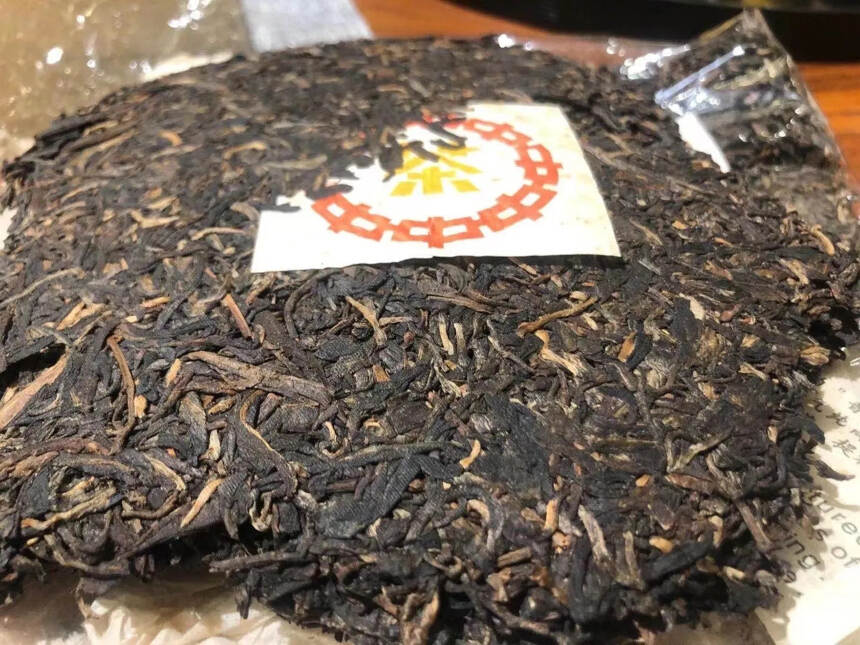 03年大黄印青饼，条索肥沃，茶味醇厚，汤色红透，很有