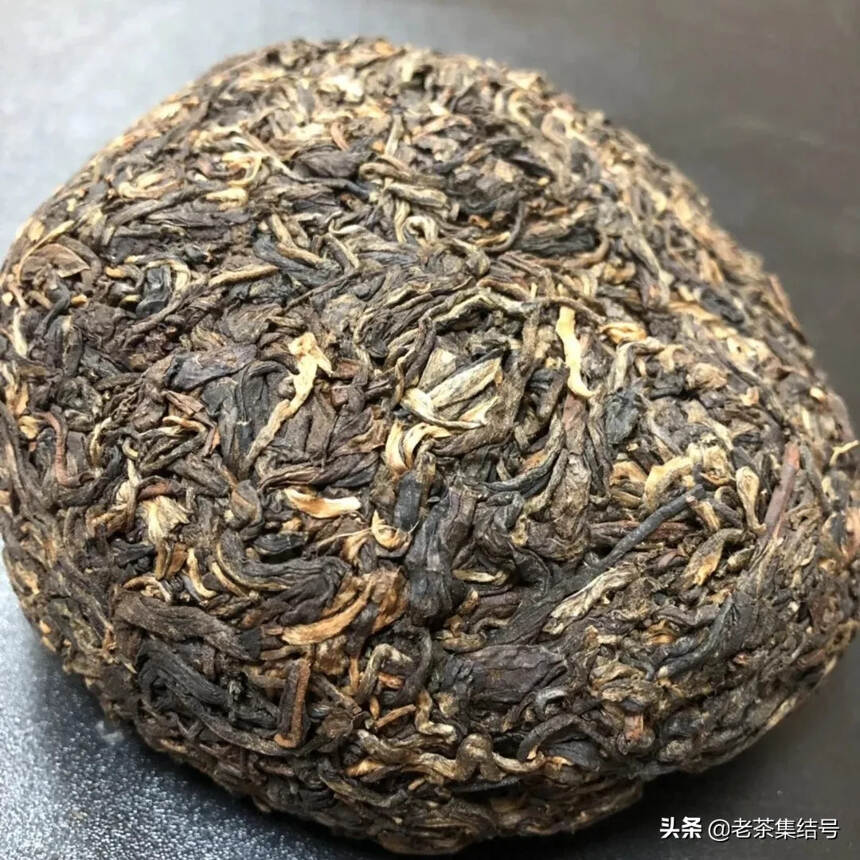 条索紧结显毫，汤色红亮，香气强烈特久，