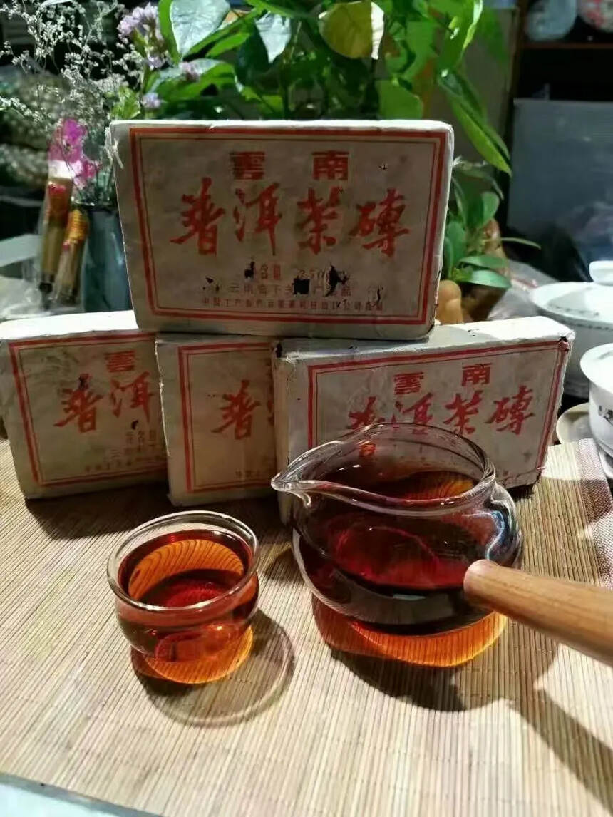 80年代下关茶砖
干仓老熟茶
是下关茶厂为数不多的一