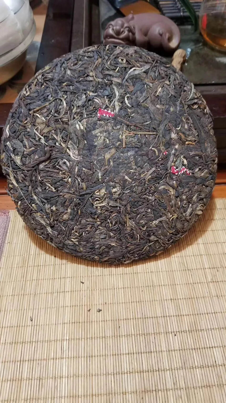 2010年香港茶商在我店里定制的一款红丝带老班章生茶