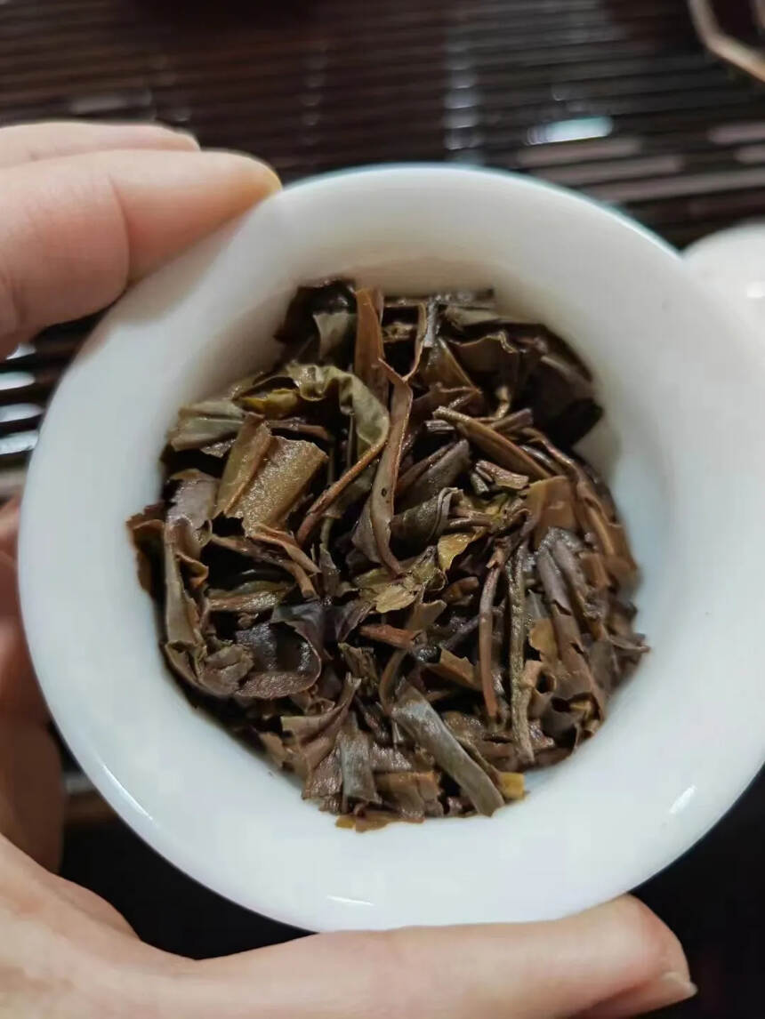 2010年鹏程茶厂贺开古树茶青饼357克一提7饼，一