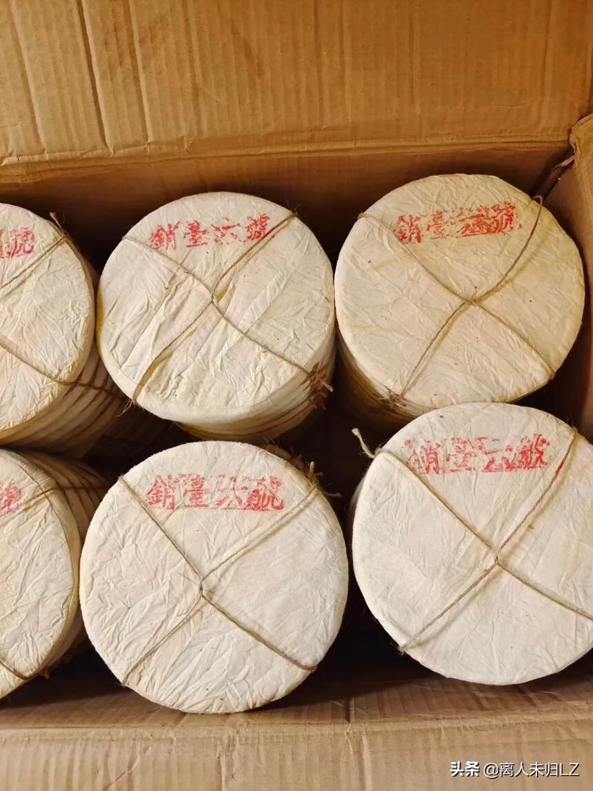 2000年销台六号班章357克，茶饼形圆正大方，干茶