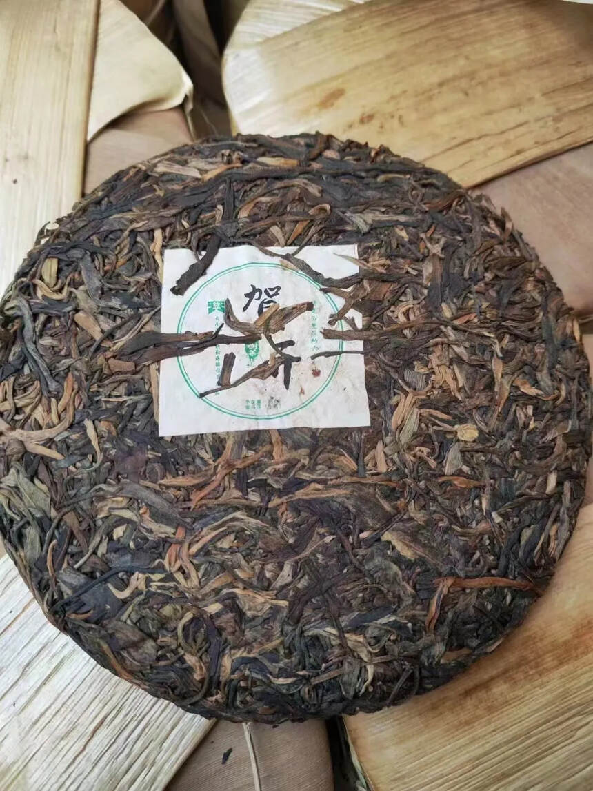 2010年鹏程茶厂贺开古树茶青饼357克一提7饼，一