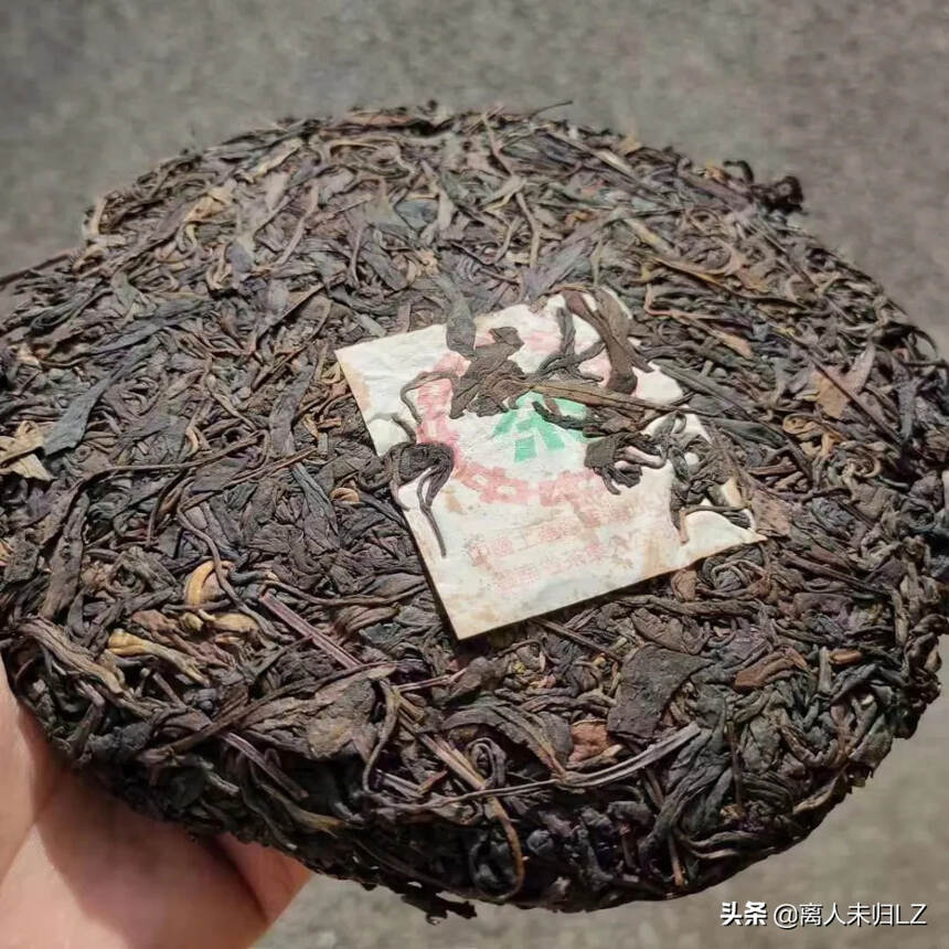02年薄纸小绿印ㄧ老树茶昆明干仓，茶气强劲，十分罕见