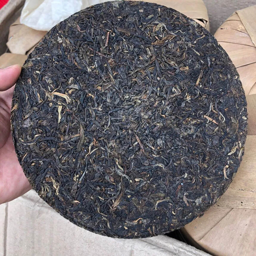 99年黄印艺术字铁饼生茶
干仓老茶！
干香回甘，耐泡